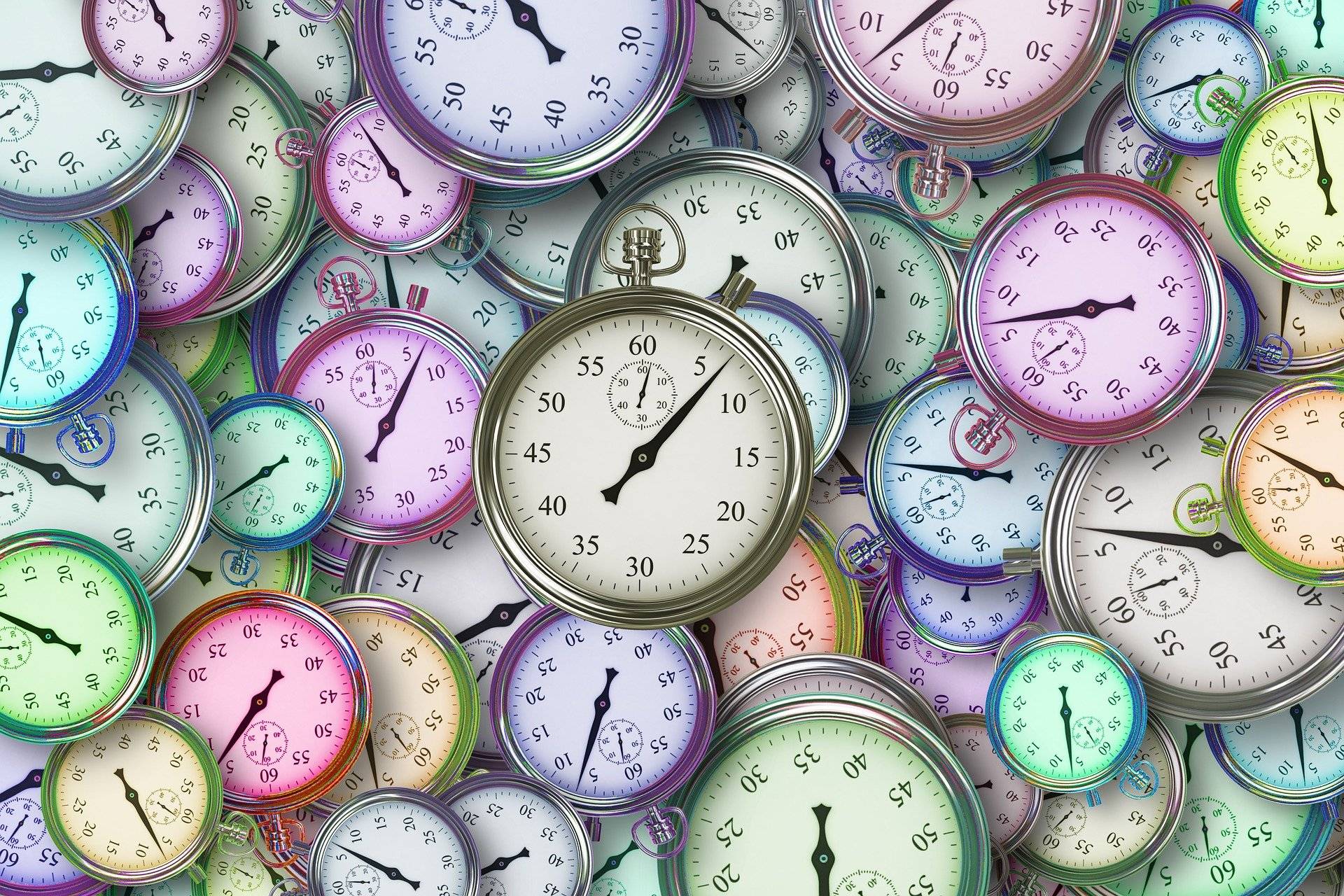 Image très colorée représentant un entassement de montres - Gérer son temps et ses priorités